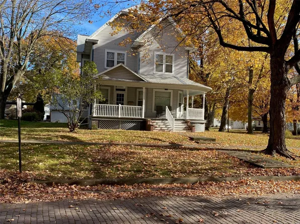 321 S Pine St, Nokomis, IL 62075