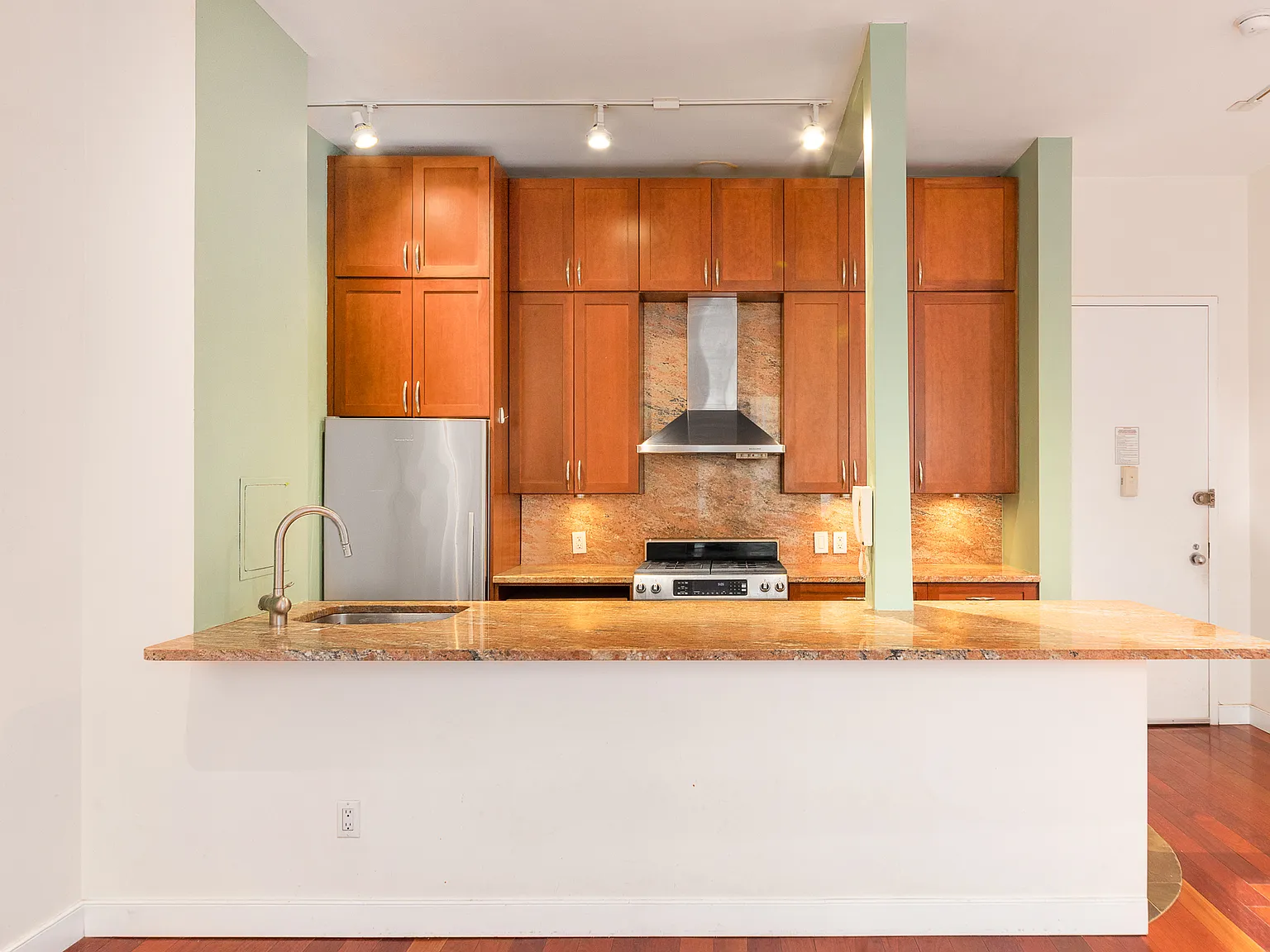 250 South End Avenue — Photo 2