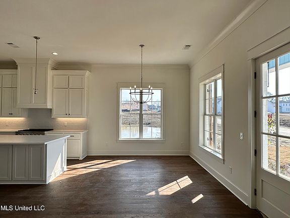 3rd image of 1020 Crepe Myrtle Dr