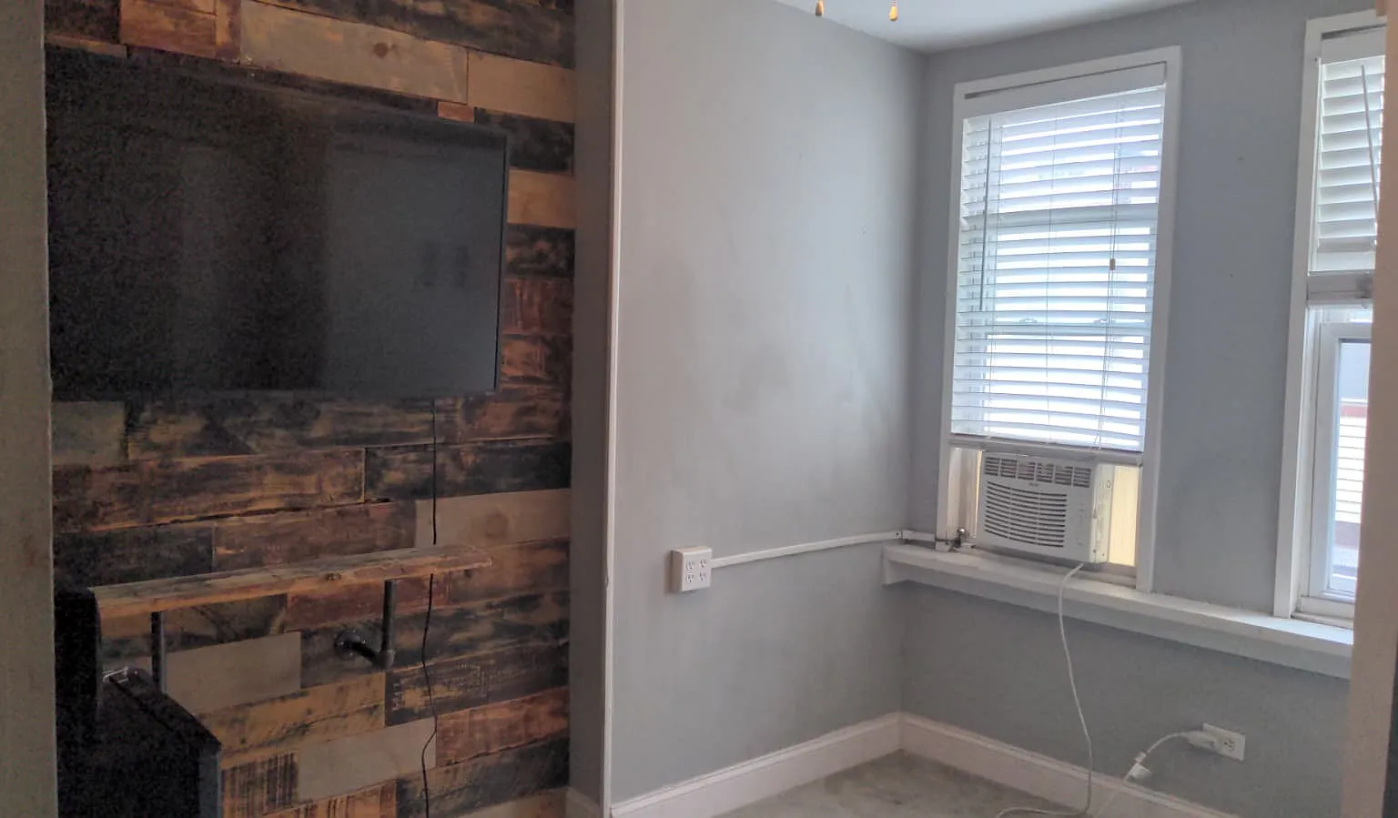 3 bed, 180 sqft, $685 — Photo 1