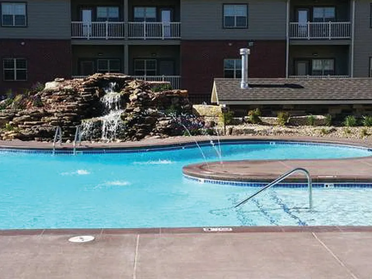 Summit Falls Apartments & Townhomes — Photo 30