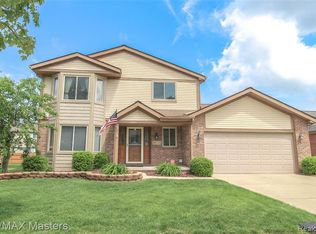 26721 Coachlight St, Woodhaven, MI 48183
