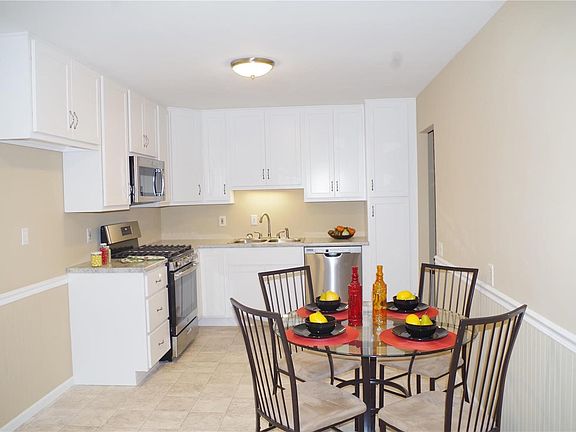 4th image of 1015 Sherman Ln