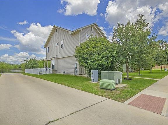 3rd image of 304 Bandstand Ln