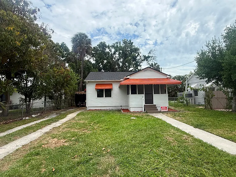 2017 Oakwood Ave — Photo 1