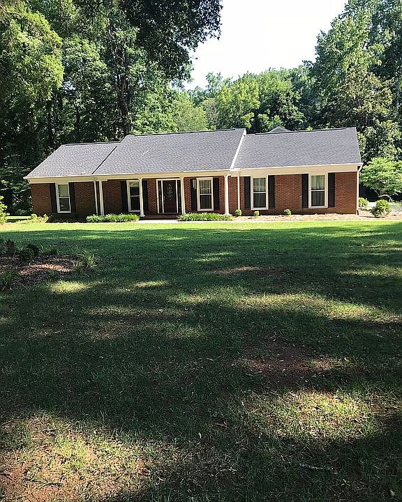 Beautiful Ranch Home w/ yard