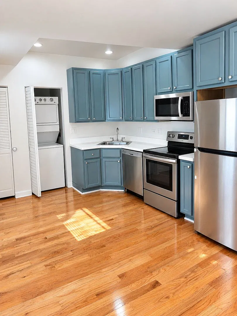 West Rogers Park Apartments With In-Unit Laundry and Exposed Brick — Photo 2