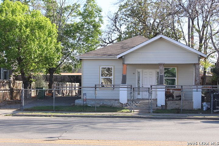 1st image of 830 Steves Ave
