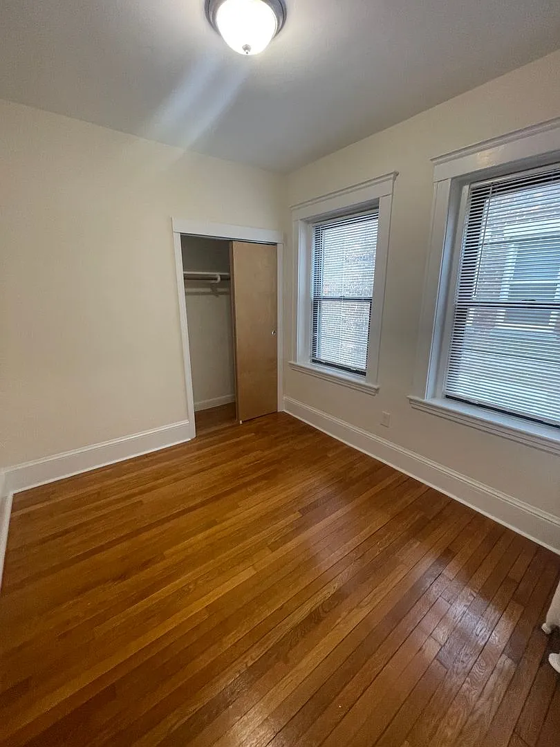 One Bedroom in Clean Elevator Building — Photo 3