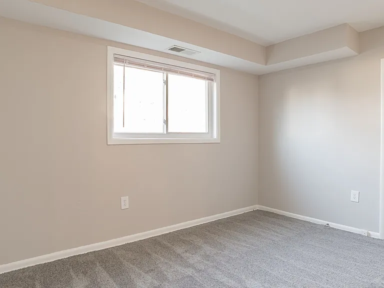 Raleigh Court Apartments — Photo 11