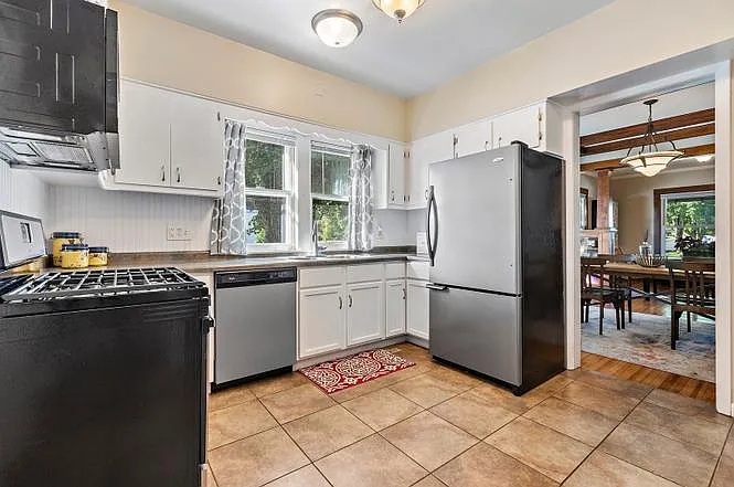 566 S Main St — Photo 11