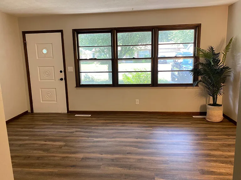 1242 S Meadowview Ave — Photo 5