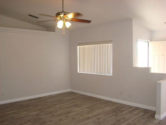 5th image of 930 Sunny Ridge Dr