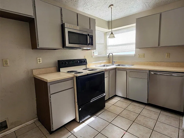 6938 Foxbrook Dr — Photo 4