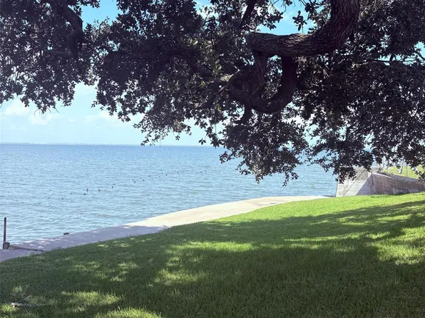 6 Pine Bluff St, La Porte, TX 77571