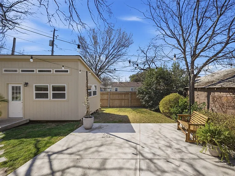 Detached accessory dwelling unit with transom windows and a glass-paneled door