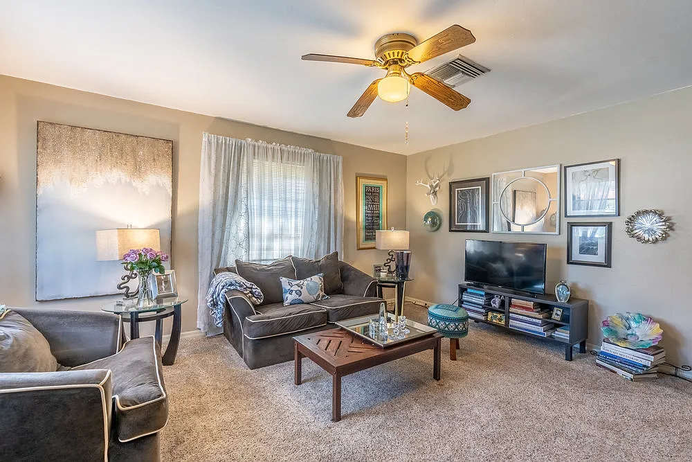 1 bed, 1159 sqft, $1,900 — Photo 2