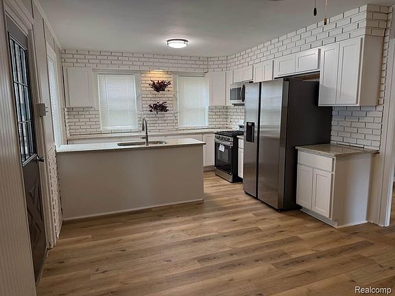 2nd image of 721 W 3rd St