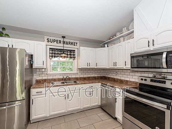 2nd image of 2152 Ridgecrest Dr