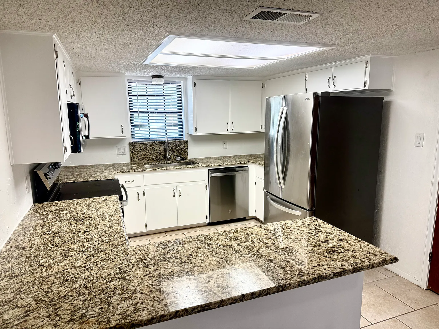 3 bed, 2591 sqft, $2,050 — Photo 4