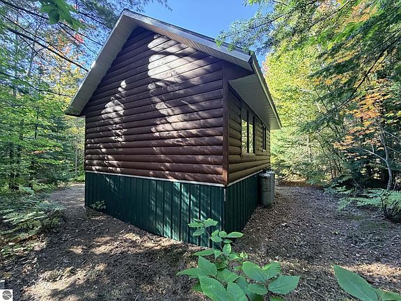 4th image of 1690 Tower Rd