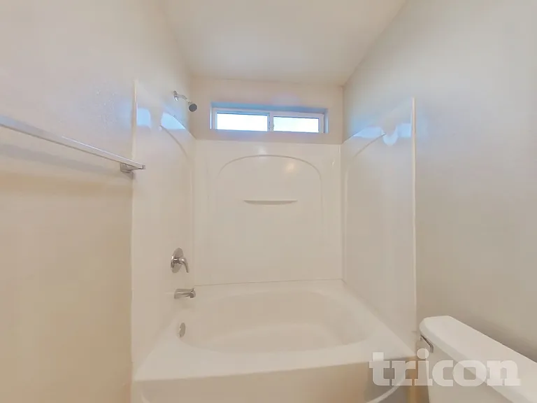 902 Emily St — Photo 8