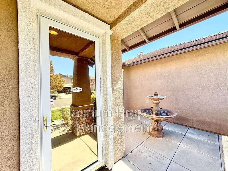 4 bed, 2.5 bath, 2596 sqft, $3,450 — Photo 4