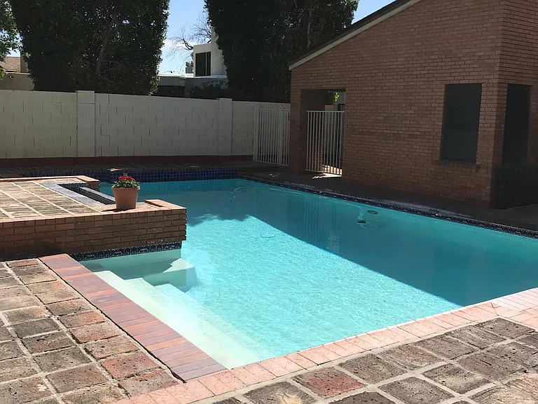 1010 E Kaler Dr — Photo 2