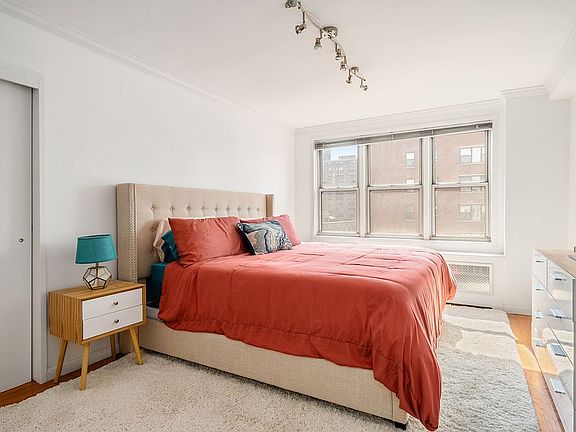 4th image of 160 E 27th St APT 11A