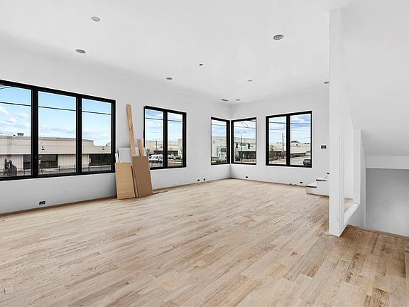 5th image of 3960 Clairmont Rd