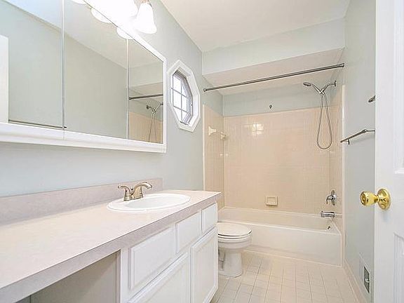 5th image of 3061 N Village Cir