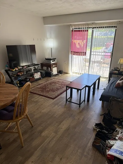 2 bed, 900 sqft, $1,400 — Photo 3