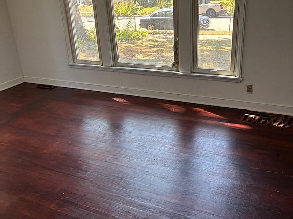2nd image of 4826 Fremont Ave N