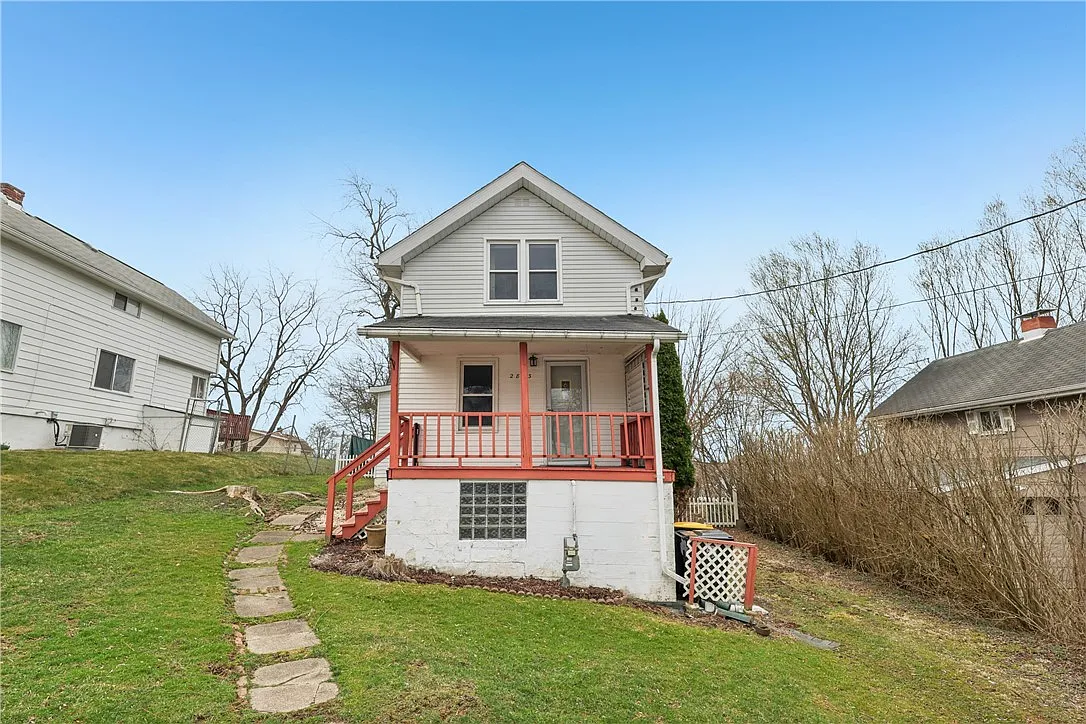 2893 Maple St photo 1