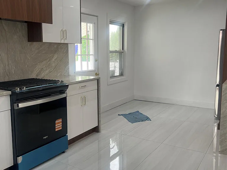 309 Franklin Ave — Photo 5