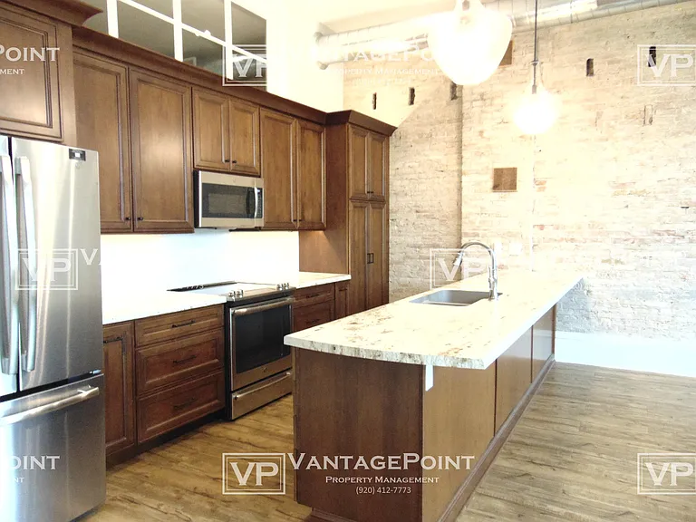 121-123 W Wisconsin Ave #121-1/2 — Photo 4