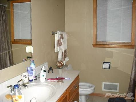 Stuber 725 Dale St SW Hutchinson Bathroom