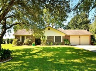 1060 Country Oaks Dr, Luling, TX 78648