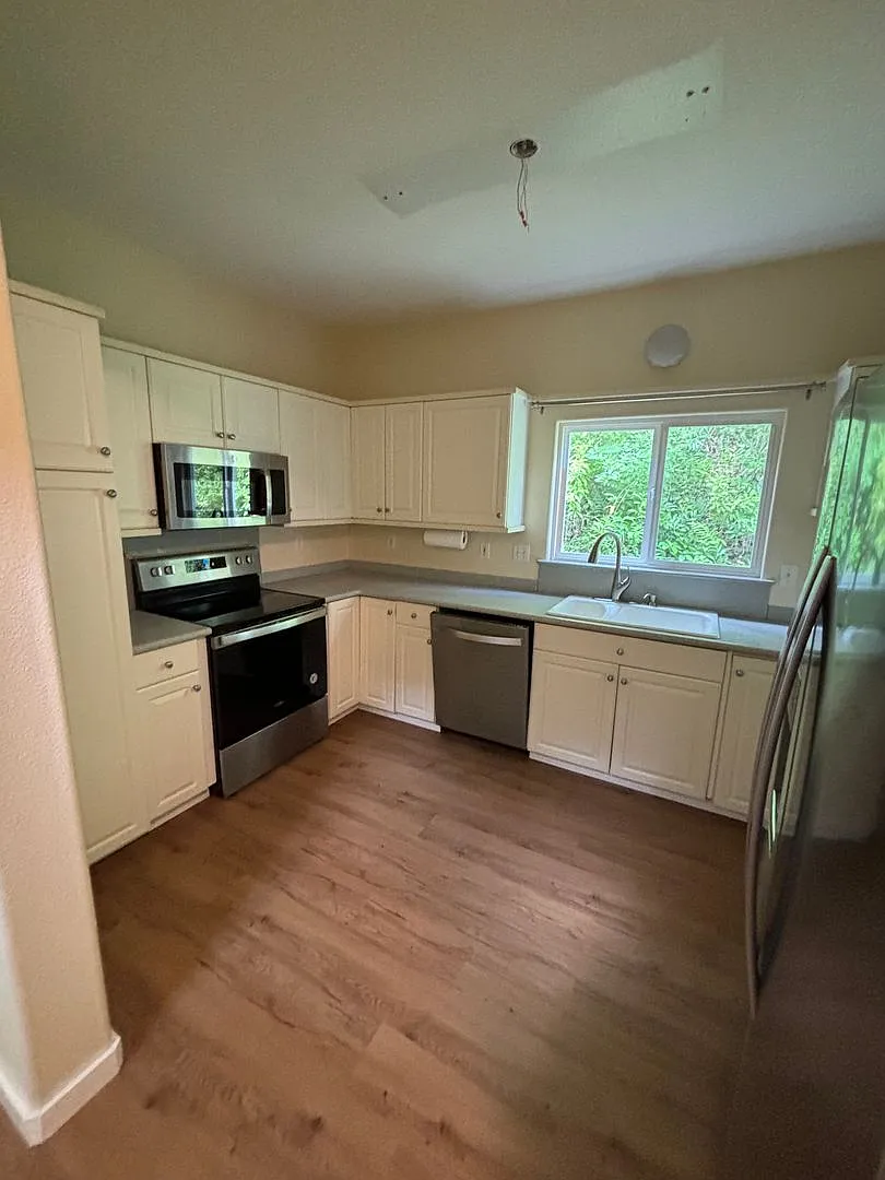 Beautiful 4-Bedroom Home in the Heart of Ahuimanu — Photo 2