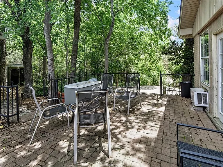 305 Brookside Dr W — Photo 37