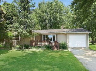 151 Maplewood Dr, Sycamore, IL 60178