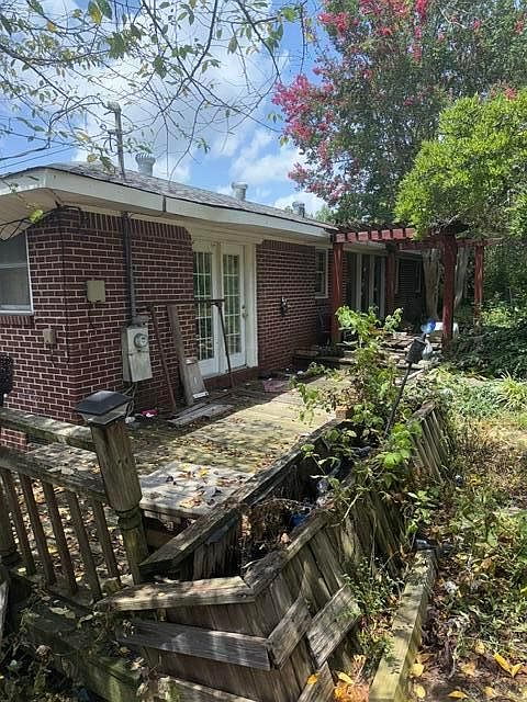 1st image of 126 Dixon Dr
