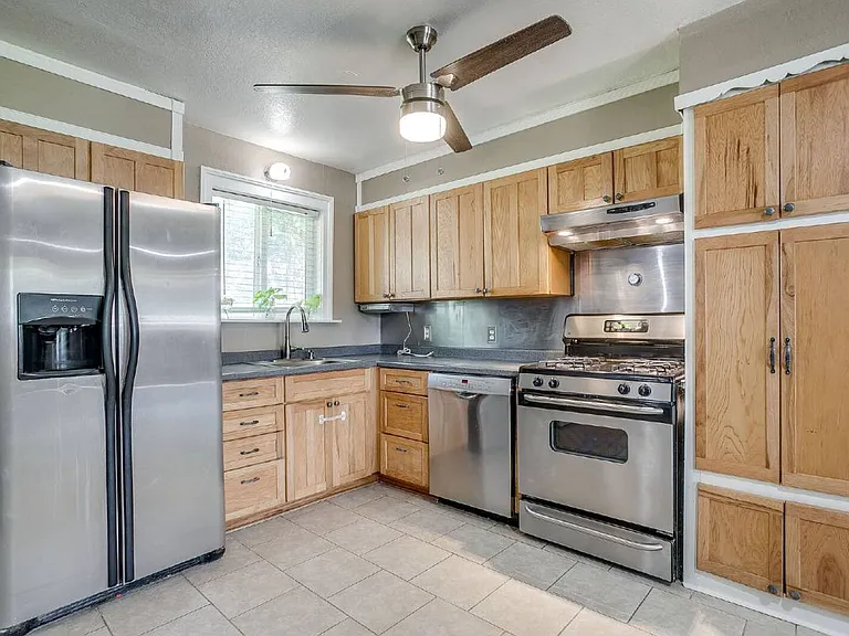 204 Mildred Ln — Photo 6