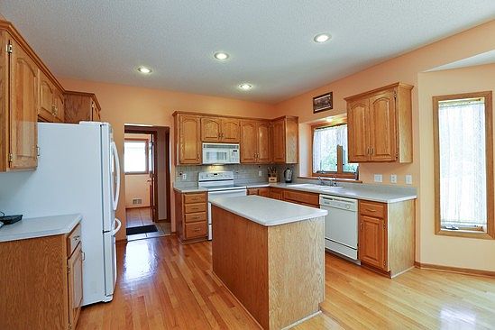 Kitchen w/ center island