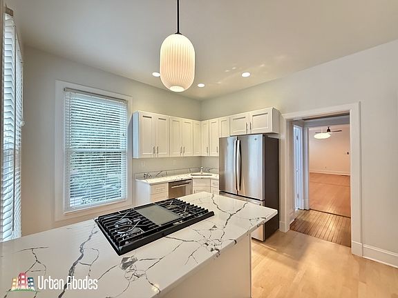 2nd image of 1111 W Roscoe St #2AC