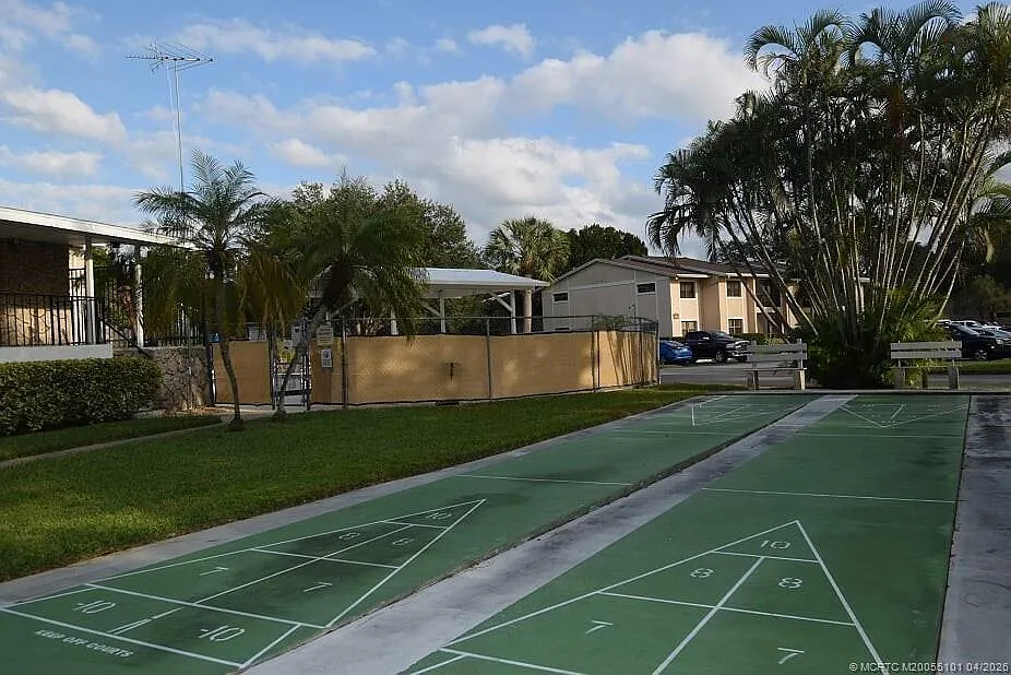 2 bed, 2.0 bath, 876 sqft, $1,750 — Photo 2