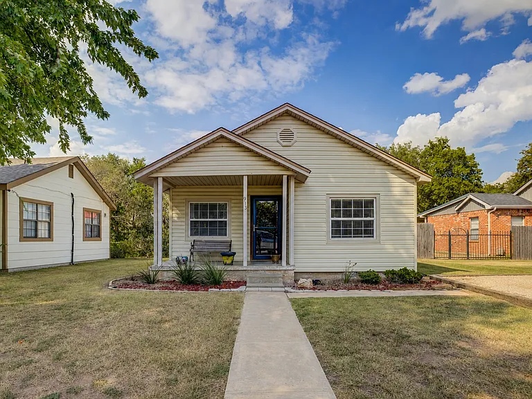 913 E Comanche St — Photo 1