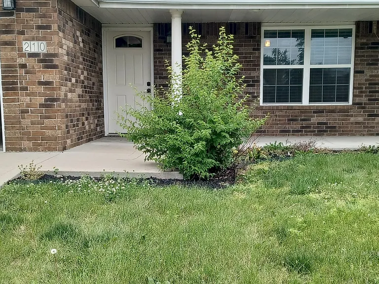 210 NW Michael Dr — Photo 1