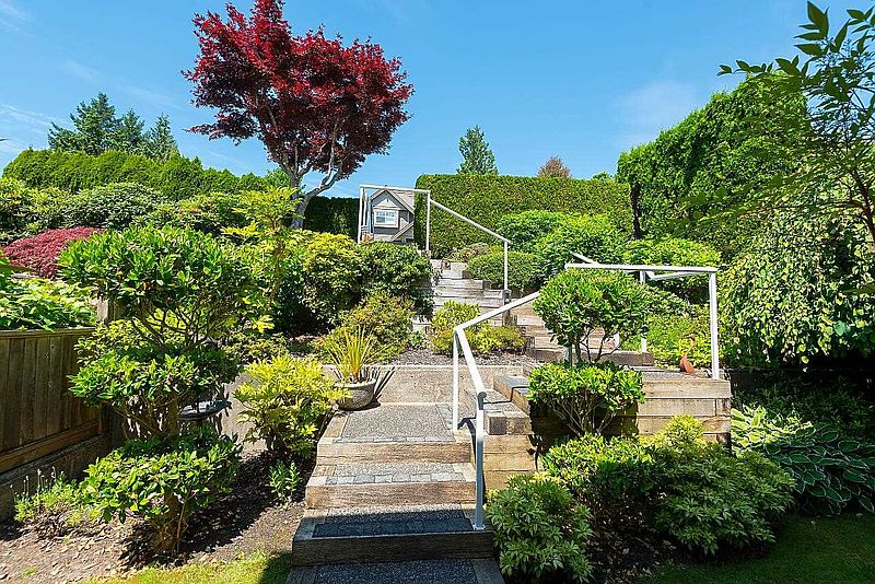 North Vancouver House for rent - 4 Bedrooms — photo 2