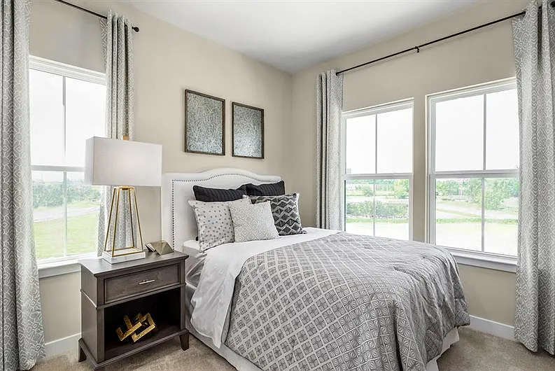 3 bed, 2.5 bath, 2400 sqft, $2,000 — Photo 3